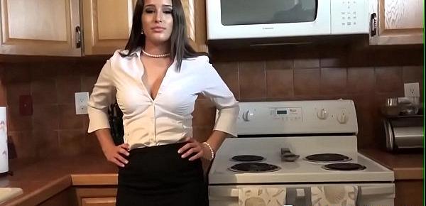  Realtor babe fucks for big commission on sale